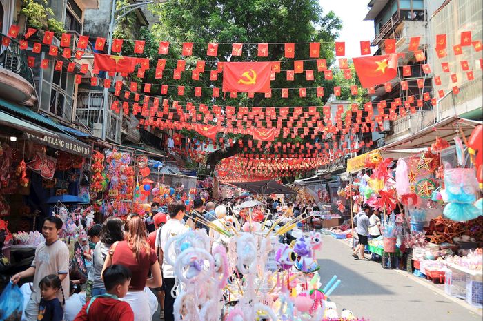 Không chỉ là nơi mua sắm, phố Hàng Mã còn là điểm check-in lý tưởng của giới trẻ và du khách quốc tế, nơi mọi người cùng lưu giữ những khoảnh khắc ý nghĩa trong ngày Tết đoàn viên.