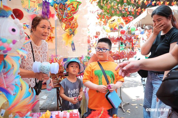 Các em nhỏ được người thân cho đi mua sắm quà Trung thu với niềm vui, sự thích thú, tò mò trước những món quà đặc biệt.