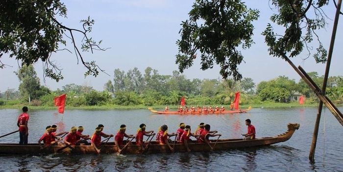 Nghi lễ bơi chiềng tại lễ khai hội truyền thống đền Quát. Ảnh: Phong Tuyết