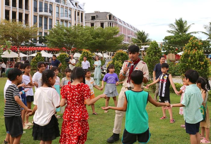  Các trò chơi dân gian, trải nghiệm, hướng dẫn kỹ năng đặc biệt thu hút các thực khách “nhí”. 