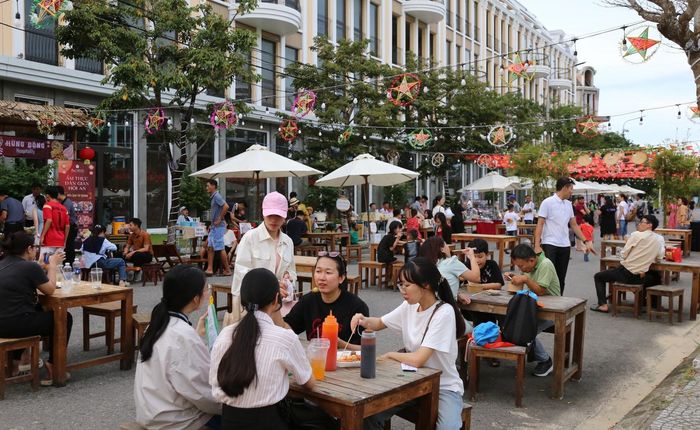  Bạn trẻ hào hứng thưởng thức món ăn đặc sản - tinh hoa ẩm thực Hội An như cao lầu, mì Quảng, bánh đập, chè bắp, tàu phớ, xoa xoa… 