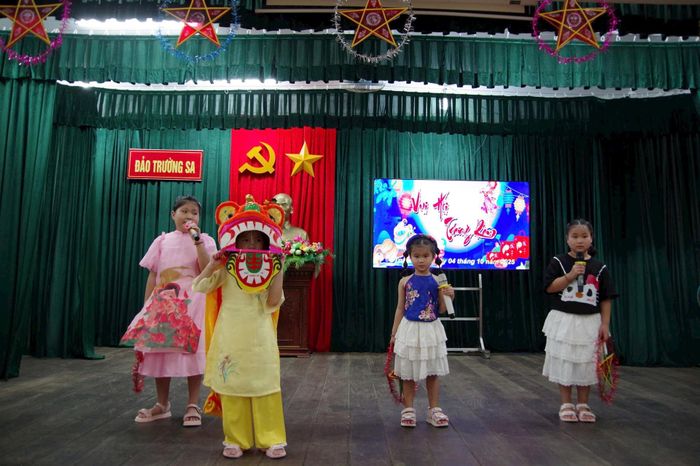 Tiết mục các bé biểu diễn nơi đảo Trường Sa.