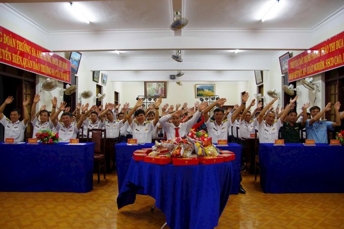 Cán bộ, chiến sĩ và người dân ở đảo nồng nhiệt cổ vũ cho tiết mục văn nghệ do các cháu thiếu nhi trên đảo biểu diễn chào đón Tết Trung thu.