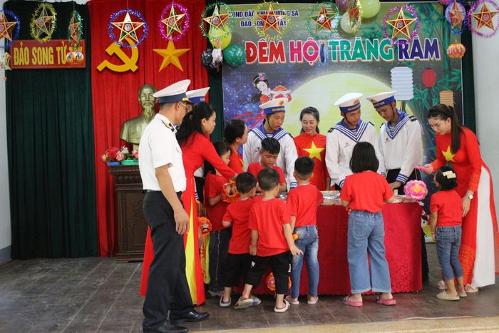 Tại Đảo Song Tử Tây, các chiến sĩ tổ chức đêm hội trăng rằm trong không khí vui tươi, ấm áp.