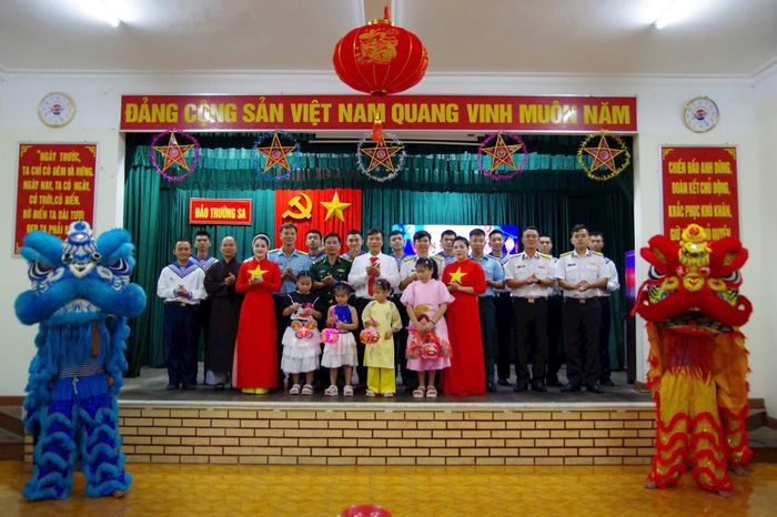 Tết Trung thu ở đảo xa nhưng có đủ dư vị quà bánh và những màn múa lân rộn rã như ở đất liền.