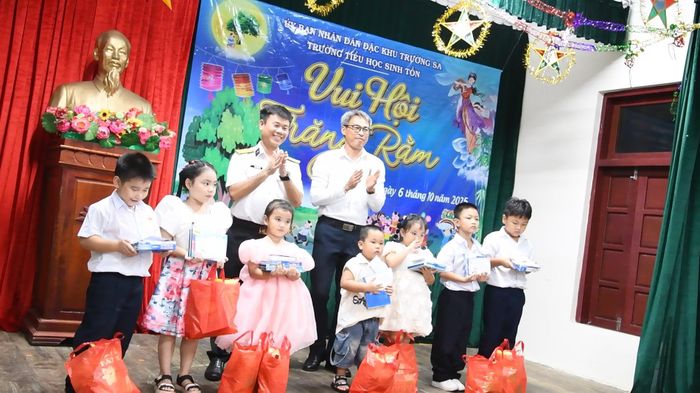 Lãnh đạo chỉ huy đảo Sinh Tồn tặng quà các cháu thiếu nhi.