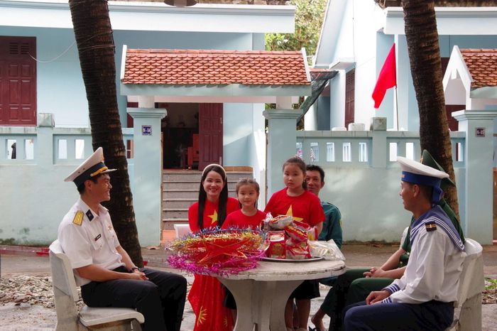 Các gia đình có trẻ em trên đảo được nhận quà Tết Trung thu ấm áp của bộ đội Hải quân gửi. Tết Trung thu ở Trường Sa không chỉ là niềm vui của trẻ thơ mà còn là sự gắn kết nghĩa tình quân dân.
