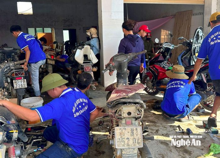 Điểm sửa xe miễn phí luôn nhộn nhịp người và phương tiện ra vào. Ảnh: Q.A
