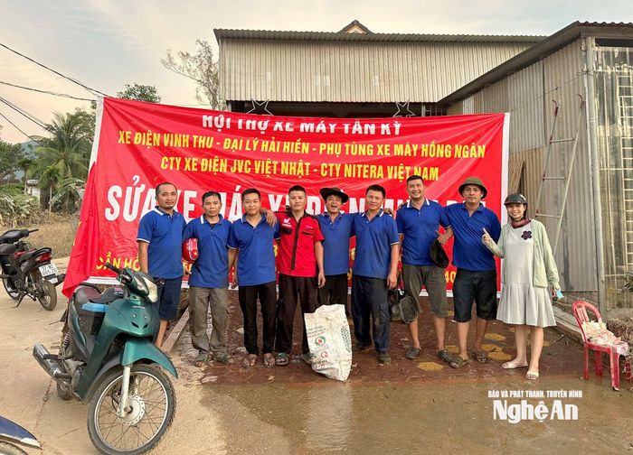 Các thợ sửa xe trên địa bàn huyện Tân Kỳ cũ đã tự nguyện sửa xe máy miễn phí cho người dân. Ảnh: Q.A