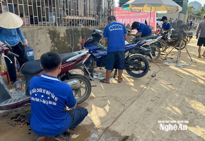 Trong ngày 4/10, các thợ đã sửa được hơn 100 xe máy hư hỏng sau mưa bão. Ảnh: Q.A