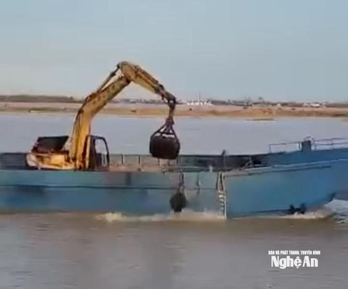 Chiếc tàu này vừa di chuyển dọc sông Lam vừa xúc rác đổ xuống sông. Ảnh: cắt từ clip