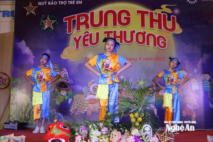 Các em thiếu nhi không chỉ muốn ngồi xem thụ động, mà còn mong muốn được trực tiếp tham gia, thể hiện tài năng và là chủ thể thực sự trong các Tết Trung thu. Ảnh: Thanh Quỳnh
