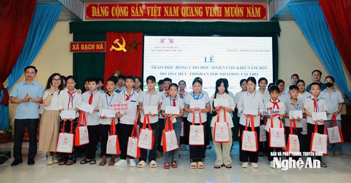 Nhiều học bổng và món quà ấm áp đã được trao cho hàng trăm em nhỏ trên địa bàn tỉnh trước thềm Trung thu.