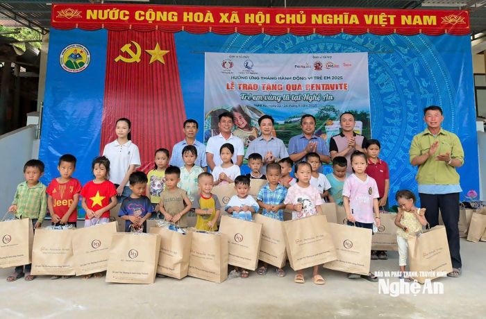 Quỹ Bảo trợ trẻ em tỉnh (Sở Y tế Nghệ An) trao các suất quà hỗ trợ cho em vùng lũ tại các xã miền Tây Nghệ An. Ảnh: Sở Y tế Nghệ An