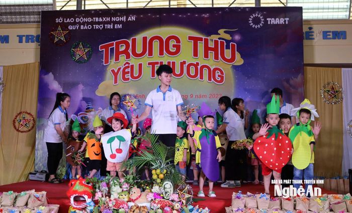 Bên cạnh các địa bàn vùng sâu, vùng xa, không khí Trung thu tại Quỹ Bảo trợ trẻ em cũng ấm áp với nhiều hoạt động ý nghĩa dành cho các em nhỏ có hoàn cảnh thiệt thòi.