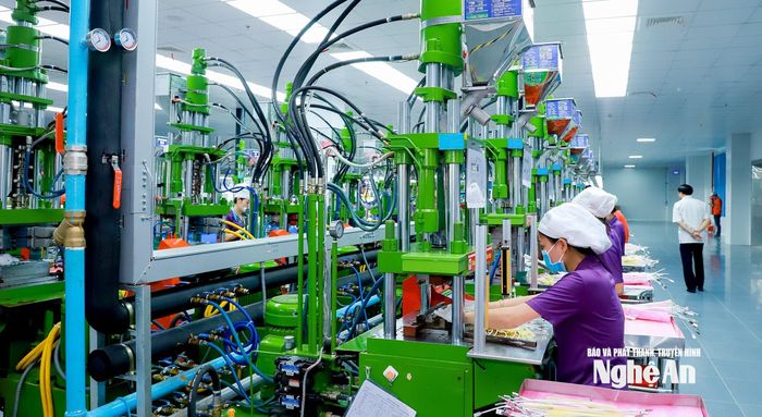 Công nhân làm việc tại nhà máy ở KCN VSIP Nghệ An. Ảnh: Thành Duy