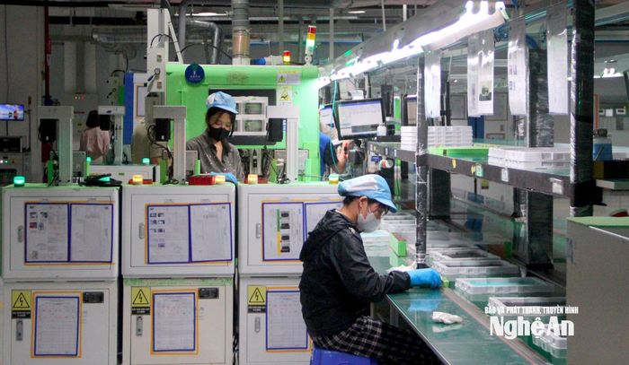 Công nhân lắp ráp điện tử làm việc tại Khu công nghiệp VSIP Nghệ An (Khu công nghiệp VSIP 1). Ảnh: Quang An