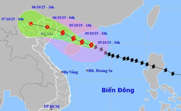 Dự báo vị trí và hướng đi của bão Matmo lúc 4h sáng 5-10. Ảnh: NCHMF