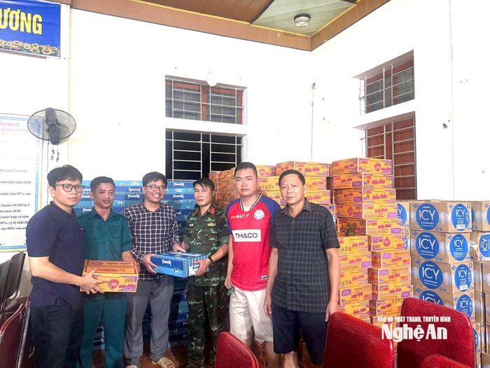 Trao hàng hóa cho người dân xã Anh Sơn. Ảnh: PV