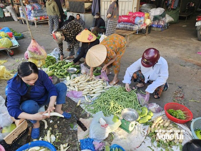 Tại các chợ dân sinh, rau xanh khan hiếm, tăng giá mạnh. Ảnh: T.P