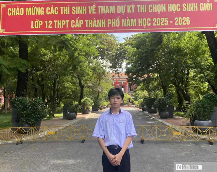 Em Hoàng Dương Khánh nằm trong đội Toán bảng chuyên của trường Quốc học Huế.