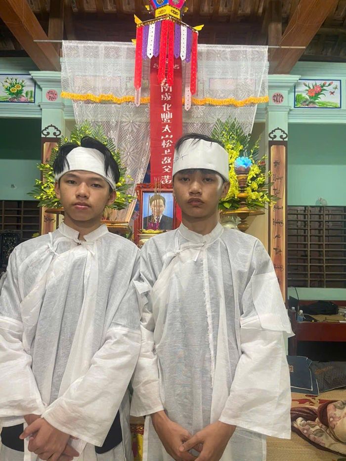 2 em vẫn chọn bước tiếp, chọn học, chọn thi, như cách em giữ trọn ước mơ mà người cha đã dành cả đời vun đắp. (Ảnh: Thầy Văn Anh)