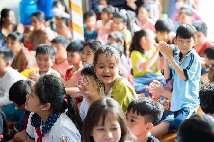 Nhưng ánh mắt hồn nhiên, nụ cười của trẻ thơ trong đêm trăng rằm.
