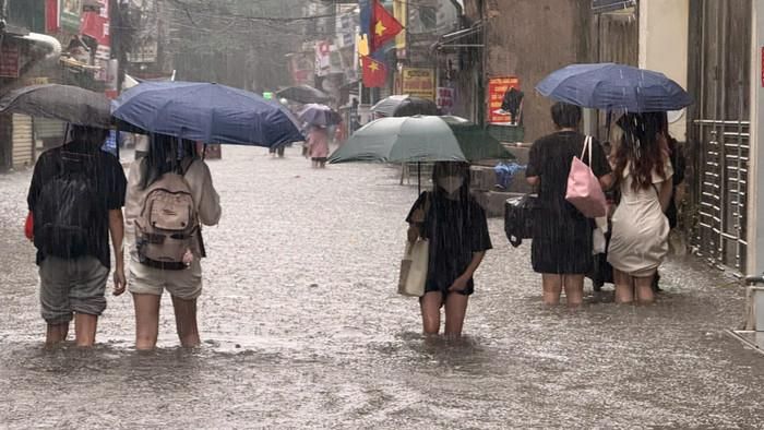 Mưa lớn gây ảnh hưởng nghiêm trọng đến đường phố Hà Nội. (Nguồn: Báo Xây dựng)