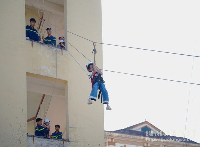 Thiếu nhi trải nghiệm thoát hiểm bằng cầu dây nghiêng