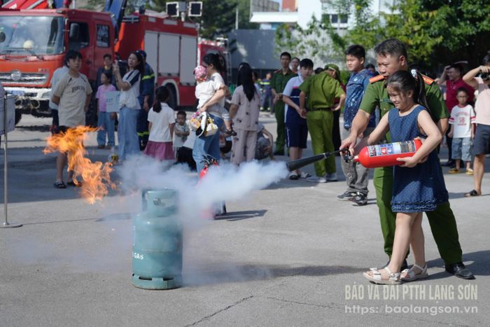 Các em thực hành sử dụng bình chữa cháy dập tắt cháy bình ga