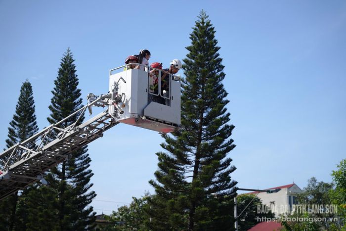 Các em thiếu nhi trải nghiệm thoát nạn bằng xe thang