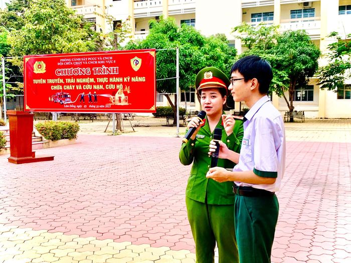 Học sinh được tuyên truyền những kiến thức pháp luật và các biện pháp bảo đảm an toàn PCCC và CNCH