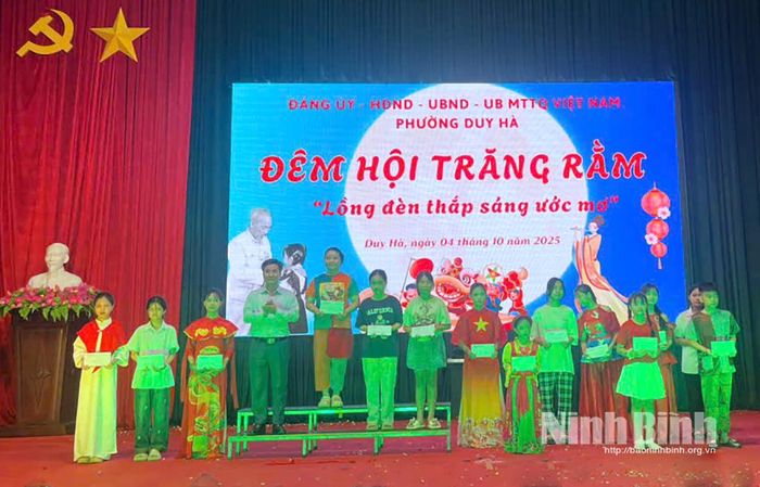 Trao giải các phần thi trong chương trình Tết Trung thu năm 2025.