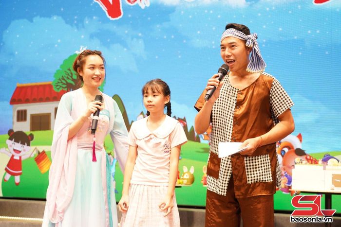 Các em thiếu nhi tham gia hoạt động đố vui có thưởng.