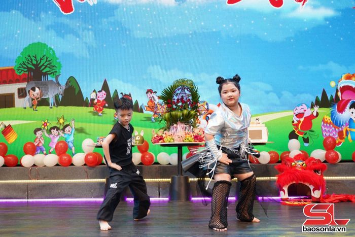 Tiết mục nhảy ấn tượng của các em thiếu nhi.