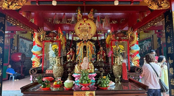 Tại trung điện thờ Ngọc Hoàng Đại Đế, cùng hai vị Nam Tào – Bắc Đẩu đứng hầu hai bên. Trên vách còn có hai phù điêu Thanh Long – Bạch Hổ đắp nổi công phu. Ảnh: Thiên Phương