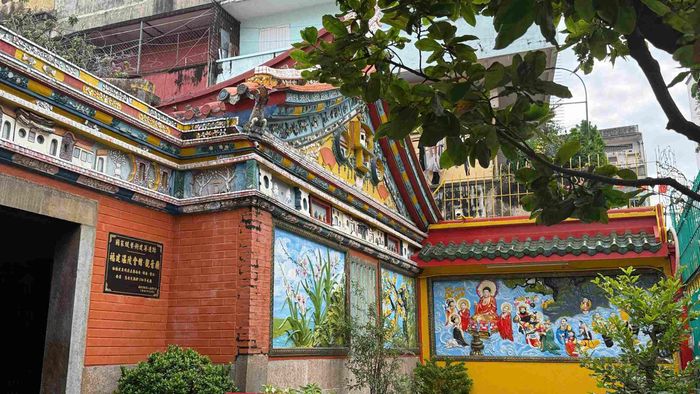 Hội quán được xây dựng trên khuôn viên khoảng 1.800m², mái lợp ngói ống, chân mái viền ngói thanh lưu ly. Ảnh: Thiên Phương