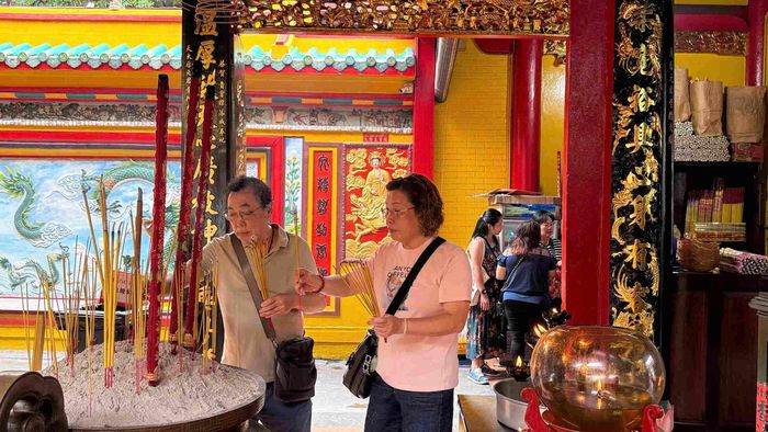 Ngày nay, không chỉ người gốc Phúc Kiến mà rất đông du khách trong và ngoài nước cũng tìm đến hội quán để bày tỏ niềm tin tín ngưỡng và chiêm ngưỡng một công trình kiến trúc đặc sắc, lưu giữ dấu ấn văn hóa của Sài Gòn xưa. Ảnh: Thiên Phương