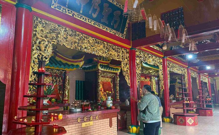 Hội quán Ôn Lăng có nhiều bàn thờ và tượng thờ hơn so với các hội quán khác trong khu vực. Các hạng mục như khám thờ, hương án, bao lam, cửa võng đều được chạm khắc bằng nhiều kỹ thuật truyền thống như chạm lộng, chạm bong, chạm chìm, thể hiện tay nghề tinh xảo của các nghệ nhân xưa. Ảnh: Thiên Phương