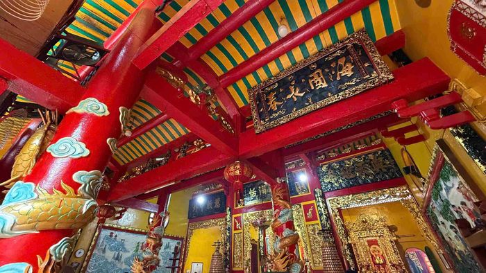 Đông đảo người dân, Phật tử và du khách ghé đến thắp hương cầu bình an, chiêm bái Quan Âm Bồ Tát, đồng thời hòa mình trong không khí lễ hội rực rỡ đèn hoa của khu vực Chợ Lớn – nơi lưu giữ đậm nét văn hóa người Hoa giữa lòng Sài Gòn. Ảnh: Thiên Phương