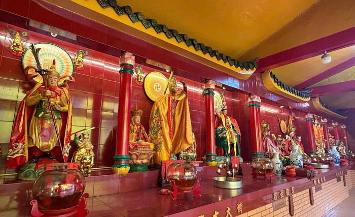 Bố cục kiến trúc gồm: một khoảng sân nhỏ phía trước, hồ cá đối diện bên kia đường, khối nhà trung tâm hình chữ nhật (gồm tiền điện, trung điện, chính điện) và ba dãy nhà phụ tạo thành hình chữ U, nối với nhau bằng các lối đi. Ảnh: Thiên Phương