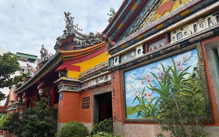 Đặc biệt, phần tạo hình và trang trí mái mang đậm phong cách kiến trúc Phúc Kiến với đường bờ nóc uốn cong mềm mại, đầu đao cong vút, gắn những mô hình tòa thành bằng gốm nhiều màu sắc. Ảnh: Thiên Phương