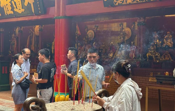 Vào dịp Rằm tháng Tám (Tết Trung Thu), Hội quán Ôn Lăng trở nên nhộn nhịp hơn. Ảnh: Thiên Phương