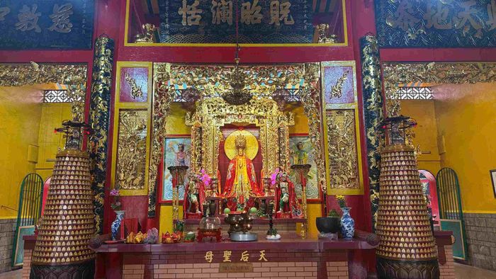 Chính điện là nơi thờ Thiên Hậu Thánh Mẫu, vị nữ thần linh thiêng của người Phúc Kiến, được tin là luôn phù hộ cho người đi biển. Hai gian bên thờ Chúa Sinh Nương Nương và Phúc Đức Chính Thần, mỗi gian đều có bao lam chạm trổ tinh xảo. Ảnh: Thiên Phương