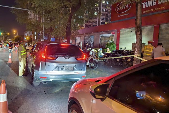 Đáng chú ý, lực lượng chức năng kiểm tra hàng chục xe ô tô nhưng không phát hiện tài xế nào vi phạm nồng độ cồn. "Đây là tín hiệu cho thấy hầu hết tài xế xe ô tô đã tuân thủ, số vi phạm còn lại chủ yếu tập trung ở người lái xe máy", CSGT cho hay.