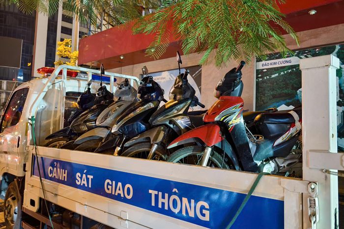 Ngoài ra, một số tài xế nghĩ là sẽ bỏ xe do mức phạt cao hơn giá trị xe. CSGT khẳng định, người có hành vi này sẽ không được cấp, đổi GPLX nếu chưa thực hiện quyết định xử phạt, nộp phạt vi phạm hành chính.