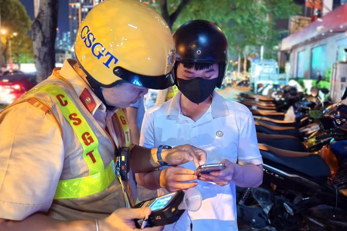 Như trường hợp của tài xế P.V.H (SN 1997, quê Ninh Bình) bị CSGT phát hiện vi phạm nồng độ cồn ở mức 0,036 mg/l khí thở. Người này thanh minh: "Em nghĩ mình chỉ uống ít, nhà lại ở gần đây nên cầm lái về nhà chứ không gọi xe ôm". Với lỗi này, H sẽ bị phạt 2,5 triệu đồng và bị trừ 4 điểm GPLX.