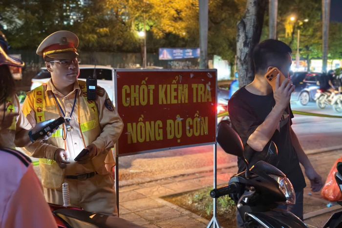Theo ghi nhận của PV, trong ca công tác kéo dài hơn 3 giờ, tổ công tác đã kiểm soát hơn 200 xe máy và phát hiện nhiều người lái xe vi phạm nồng độ cồn. Có một số tài xế tìm cách trì hoãn việc đo nồng độ cồn hoặc gọi điện thoại cho người thân.