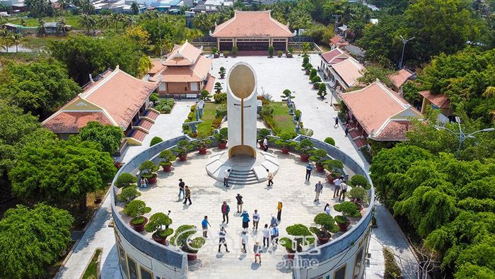 Khu lưu niệm nghệ thuật đờn ca tài tử Nam Bộ và Nhạc sĩ Cao Văn Lầu được xây dựng nhằm tri ân người nhạc sĩ tài hoa, đồng thời trở thành điểm nhấn trong phát triển du lịch.