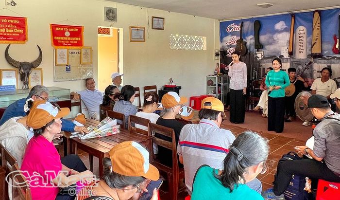Câu lạc bộ Âm vang Dạ cổ trình diễn phục vụ khách du lịch.